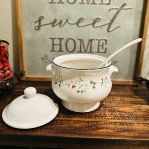 VTG Pfaltzgraff Winterberry soup tureen with lid and ladle.. NEW OPEN BOX